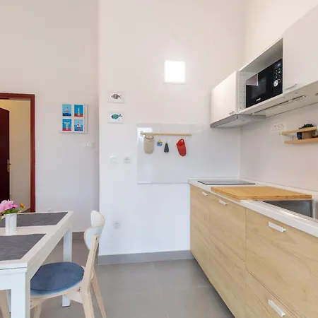 Tonka *balcony & Partial Seaview! *